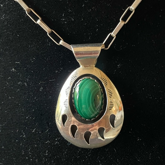 Navajo Vintage Native American Malachite Bear Paw Pendant - Picture 4 of 9